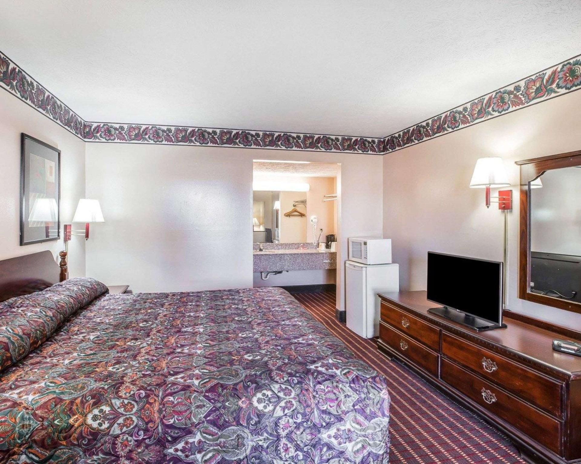 1 King Bed, Nonsmoking, Accessible