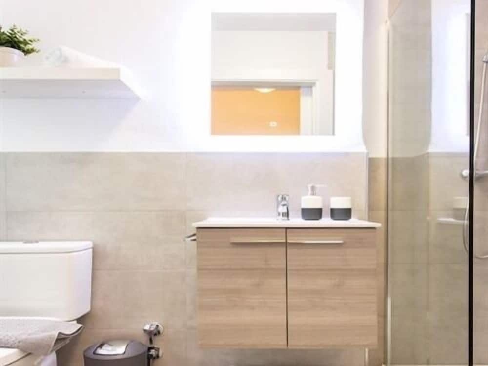 Almijara Residence Deluxe Double Room, Ensuite (Plaza View 201) 2