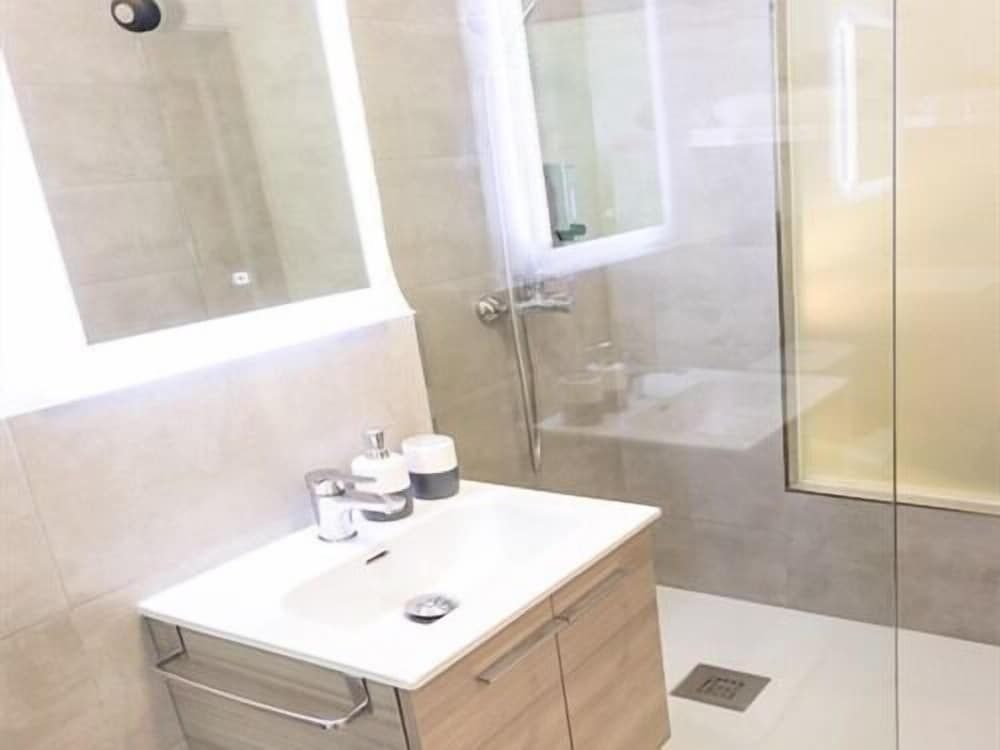 Almijara Residence Deluxe Double Room, Ensuite (Plaza View 201) 3