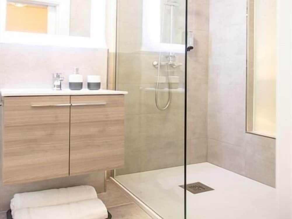 Almijara Residence Deluxe Double Room, Ensuite (Plaza View 201) 4
