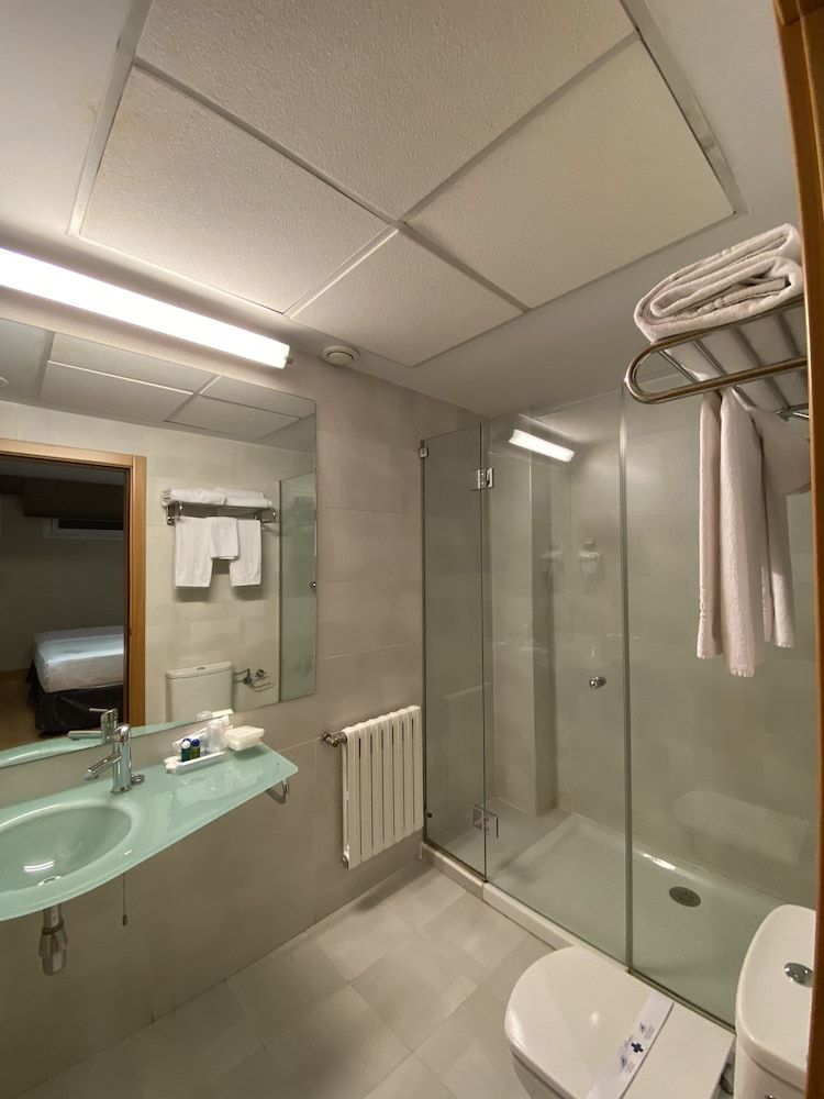 U Hotel Villa - Gomá Standard Double Room (2 beds) 4