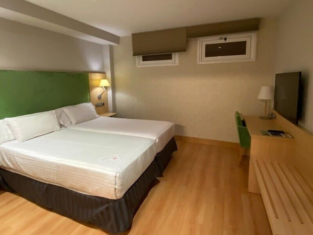 U Hotel Villa - Gomá Standard Double Room (2 beds) 6