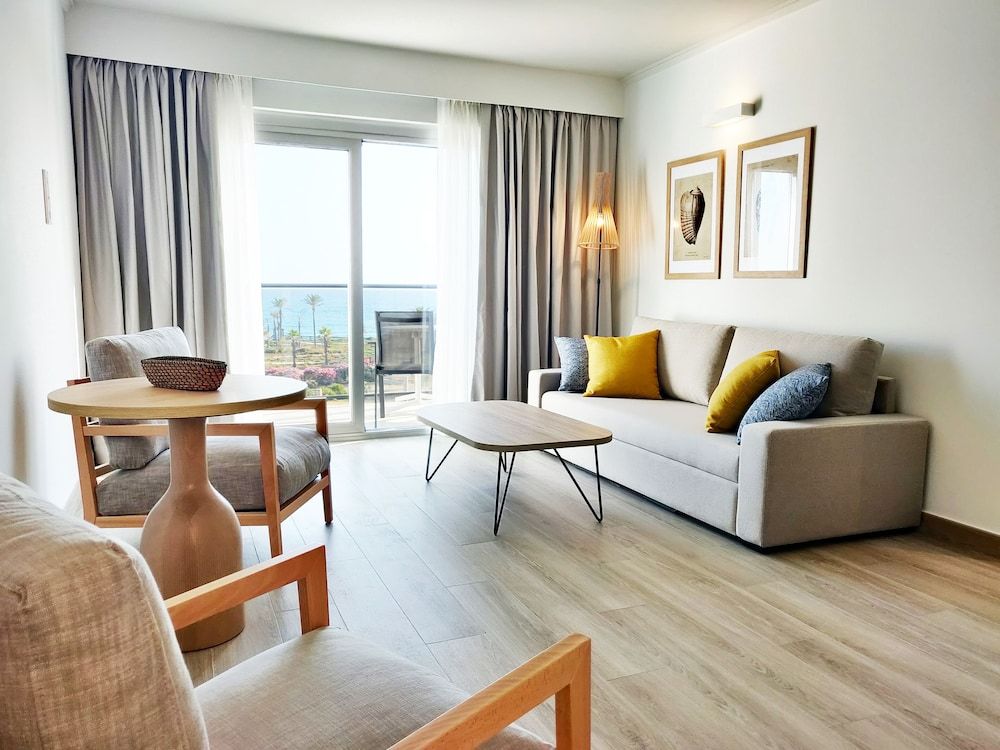 Junior Suite (2 Adults and 2 Children)
