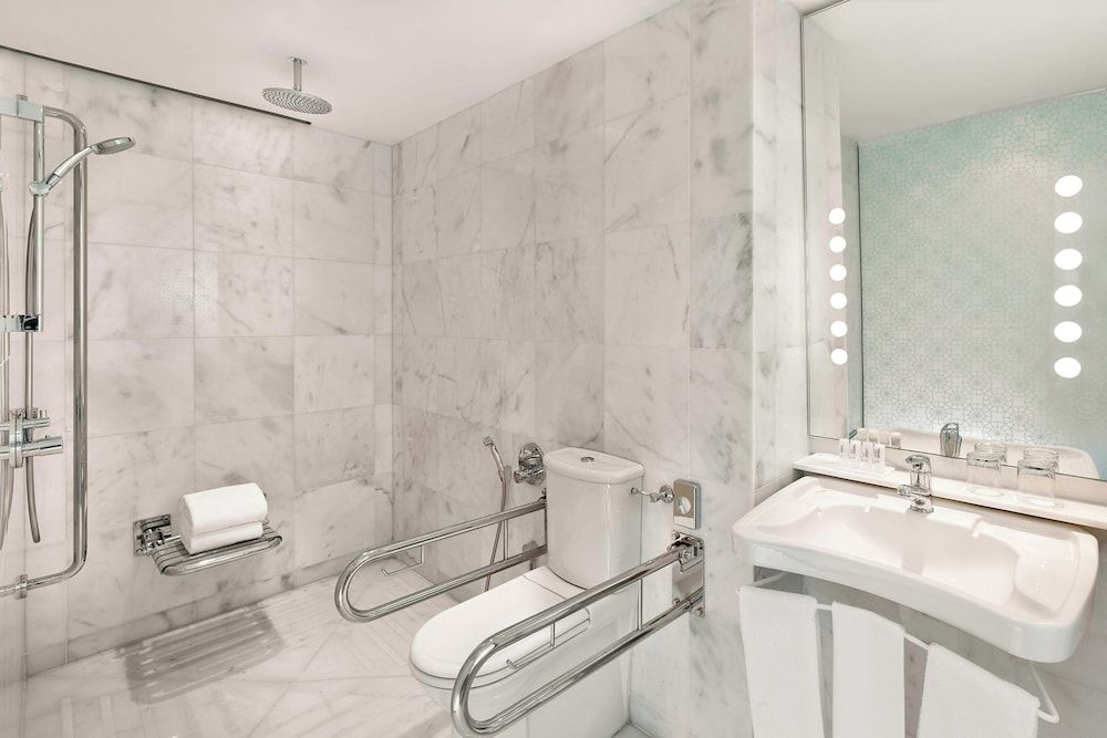 Le Meridien Al Khobar Deluxe Room, 1 King Bed, Sea View (Balcony) 7