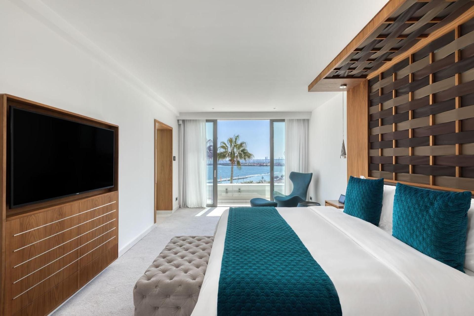 Junior Panoramic Suite, 1 Bedroom Junior Suite, 1 King, Sea view, Corner room, High floor