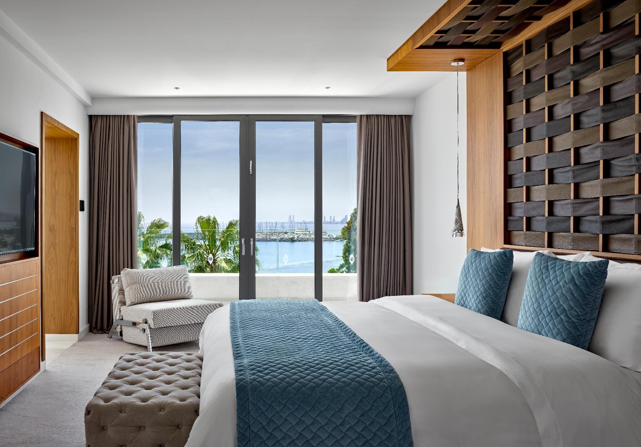 Panoramic Suite, 1 Bedroom Larger Suite, 1 King, Sofa bed, Sea view, Corner room, Balcony