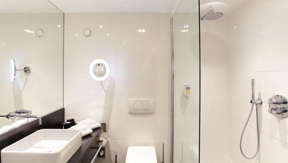 Van der Valk Hotel Hildesheim Deluxe Flamingo (view to market place) Double Bed 2