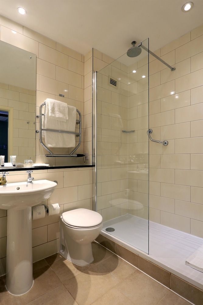 Macdonald Berystede Hotel Superior Room, 1 Double Bed (Deluxe Family 4) 4