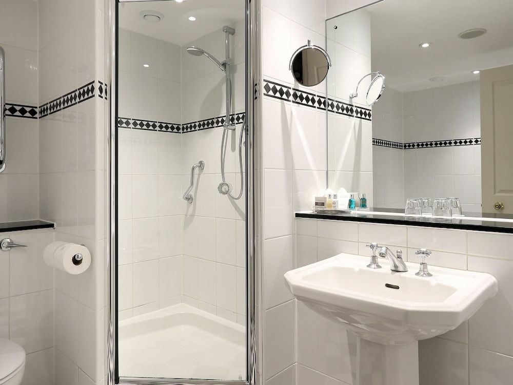 Macdonald Berystede Hotel Superior Room, 1 Double Bed (Deluxe Family 4) 5