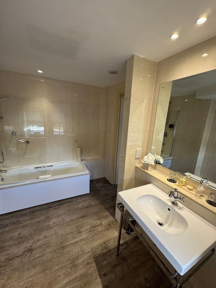 Macdonald Berystede Hotel Deluxe Room, 1 Double Bed (Super Deluxe 4 Poster) 2