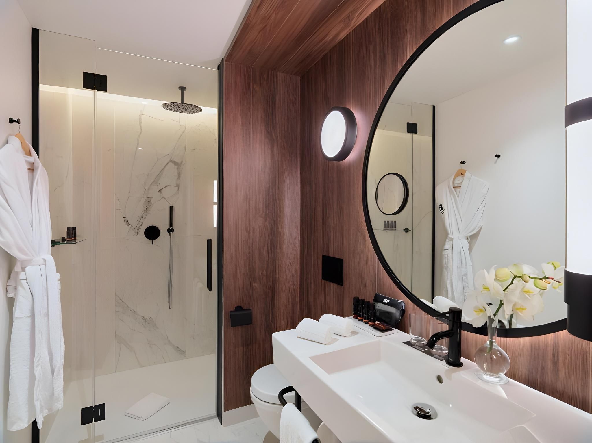 H10 Madison Classic Room 6