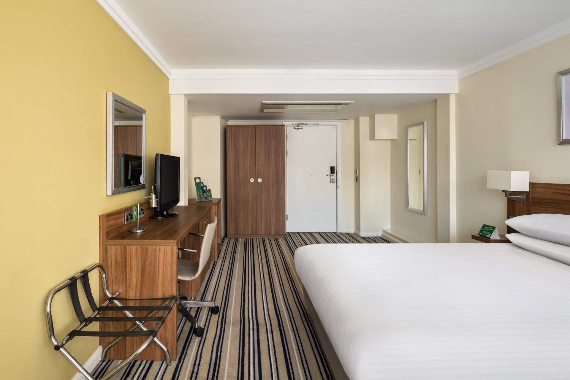 1 Double Bed Accessible Non-Smoking