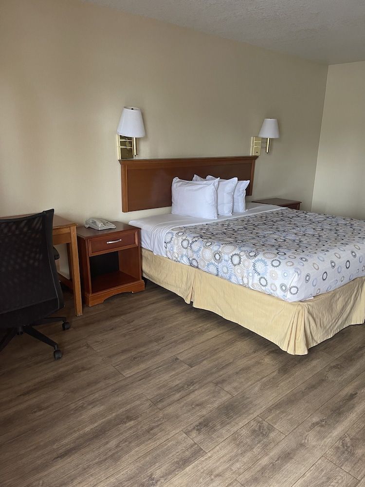 Hole Inn the Wall Hotel - Fort Walton Beach - Sunset Plaza - nearby Beaches & Hurlburt King Bed, Non-Smoking, Refrigerator, Microwave 5