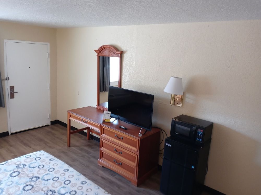 Hole Inn the Wall Hotel - Fort Walton Beach - Sunset Plaza - nearby Beaches & Hurlburt King Bed, Non-Smoking, Refrigerator, Microwave 19