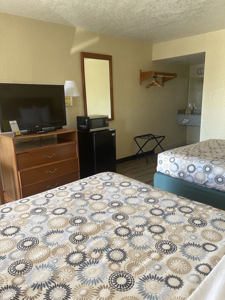 Hole Inn the Wall Hotel - Fort Walton Beach - Sunset Plaza - nearby Beaches & Hurlburt 2 Queen Beds, Non-Smoking, Refrigerator, Microwave 2