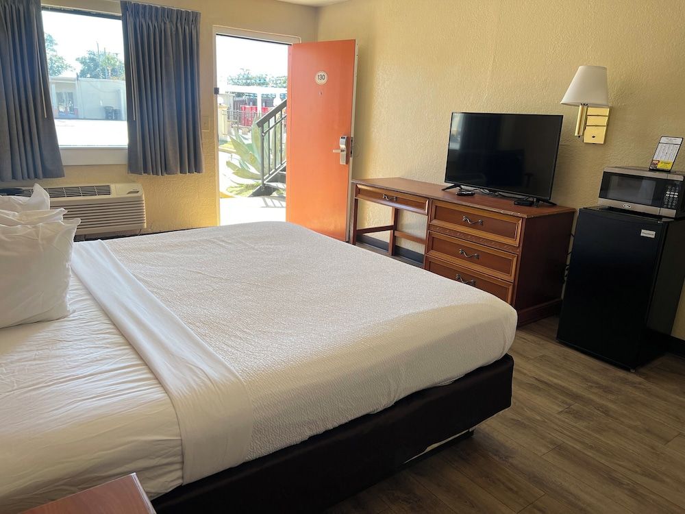 Hole Inn the Wall Hotel - Fort Walton Beach - Sunset Plaza - nearby Beaches & Hurlburt King Bed, Non-Smoking, Refrigerator, Microwave 12