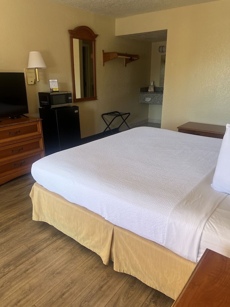 Hole Inn the Wall Hotel - Fort Walton Beach - Sunset Plaza - nearby Beaches & Hurlburt King Bed, Non-Smoking, Refrigerator, Microwave 11