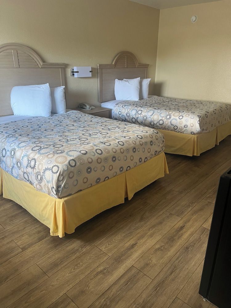 Hole Inn the Wall Hotel - Fort Walton Beach - Sunset Plaza - nearby Beaches & Hurlburt 2 Queen Beds, Non-Smoking, Refrigerator, Microwave 10