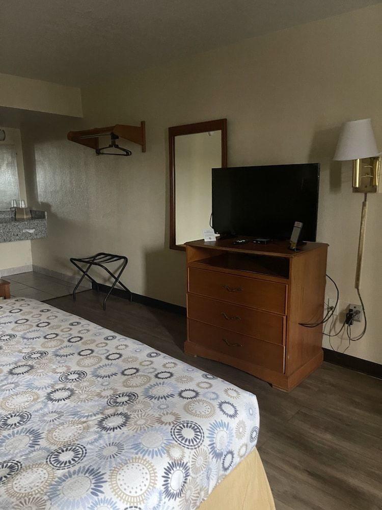 Hole Inn the Wall Hotel - Fort Walton Beach - Sunset Plaza - nearby Beaches & Hurlburt King Bed, Non-Smoking, Refrigerator, Microwave 4