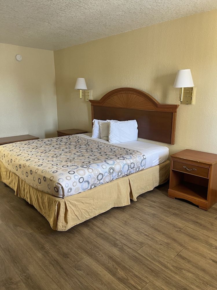 Hole Inn the Wall Hotel - Fort Walton Beach - Sunset Plaza - nearby Beaches & Hurlburt King Bed, Non-Smoking, Refrigerator, Microwave 2