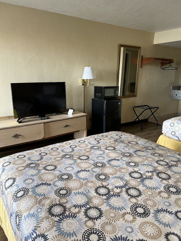 Hole Inn the Wall Hotel - Fort Walton Beach - Sunset Plaza - nearby Beaches & Hurlburt 2 Queen Beds, Non-Smoking, Refrigerator, Microwave 6