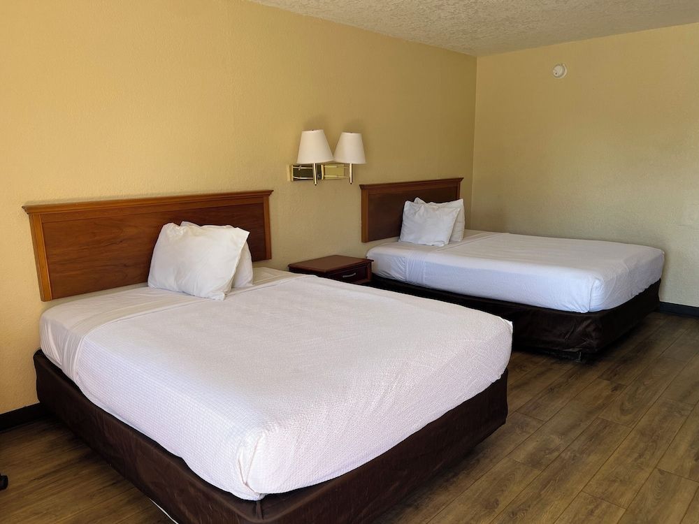 Hole Inn the Wall Hotel - Fort Walton Beach - Sunset Plaza - nearby Beaches & Hurlburt 2 Queen Beds, Non-Smoking, Refrigerator, Microwave 12