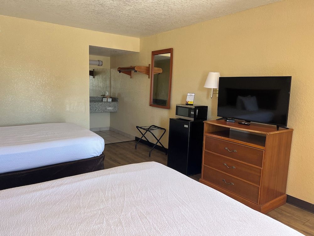 Hole Inn the Wall Hotel - Fort Walton Beach - Sunset Plaza - nearby Beaches & Hurlburt 2 Queen Beds, Non-Smoking, Refrigerator, Microwave 13