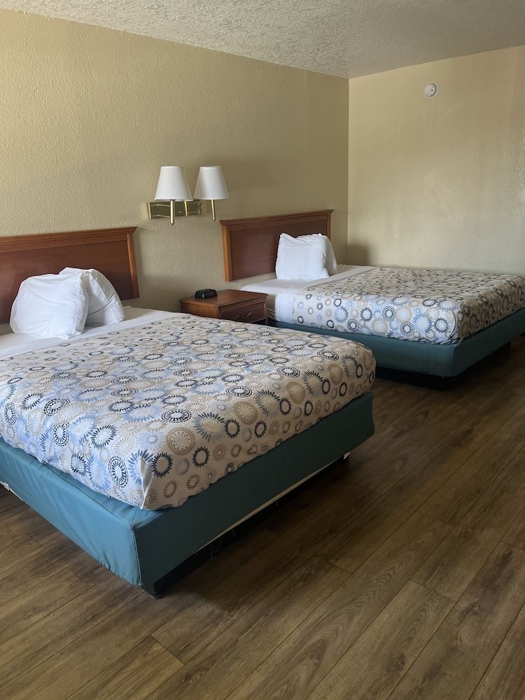 Hole Inn the Wall Hotel - Fort Walton Beach - Sunset Plaza - nearby Beaches & Hurlburt 2 Queen Beds, Non-Smoking, Refrigerator, Microwave 7