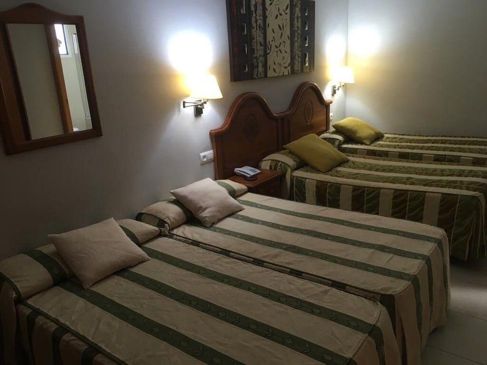 Hotel Goya Family Room 5