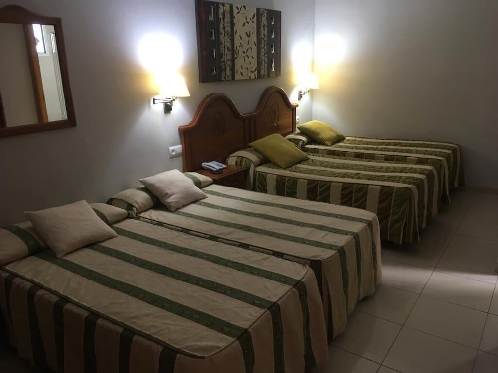 Hotel Goya Family Room 4