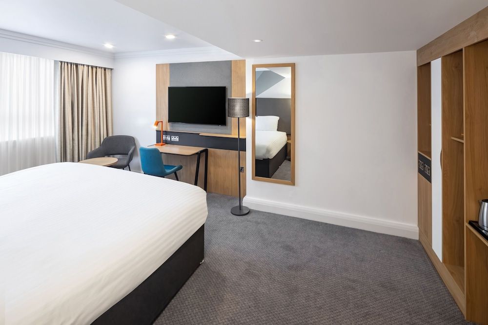 Standard Room, 1 King Bed, Accessible (Super)