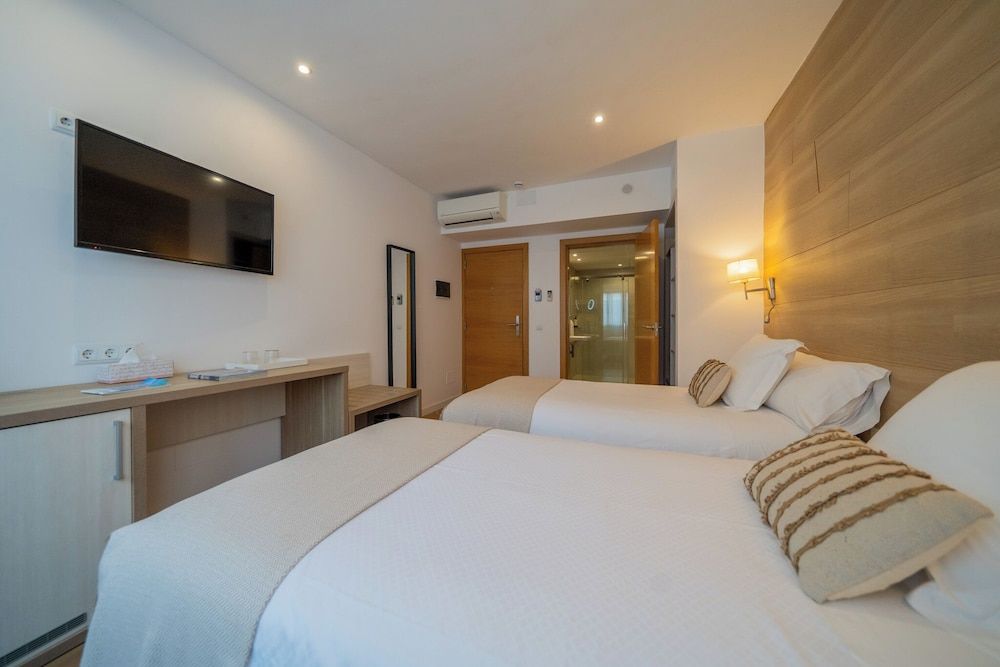 Hostal Menurka Superior Double Room 9