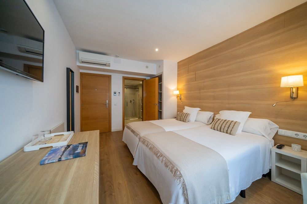 Hostal Menurka Superior Double Room 6