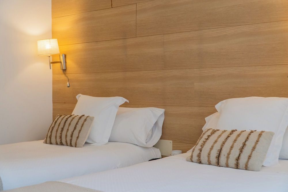 Hostal Menurka Superior Double Room 4