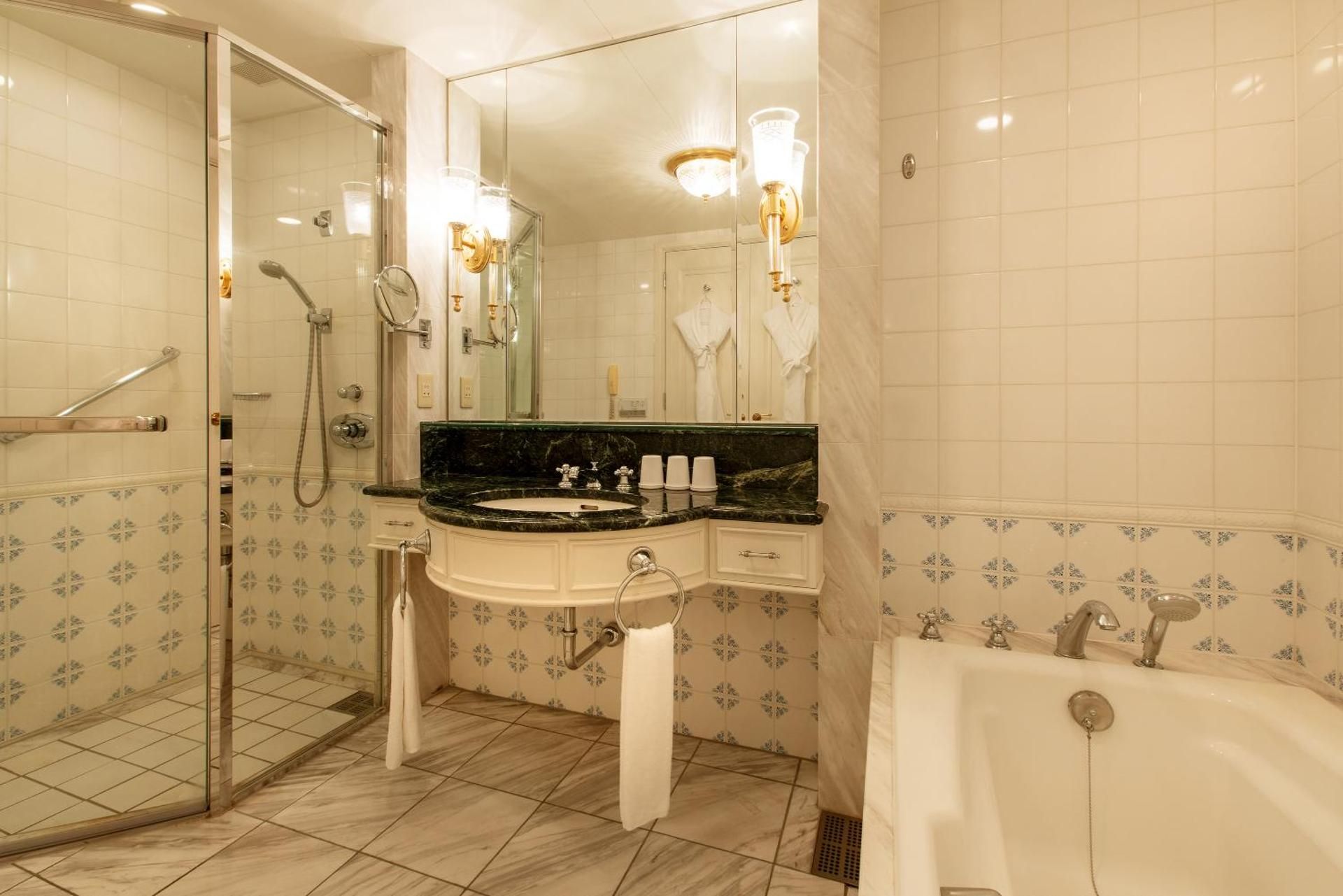 Executive 25th and 26th Floor Deluxe Triple Room - Rainbow Bridge Side - Non-Smoking