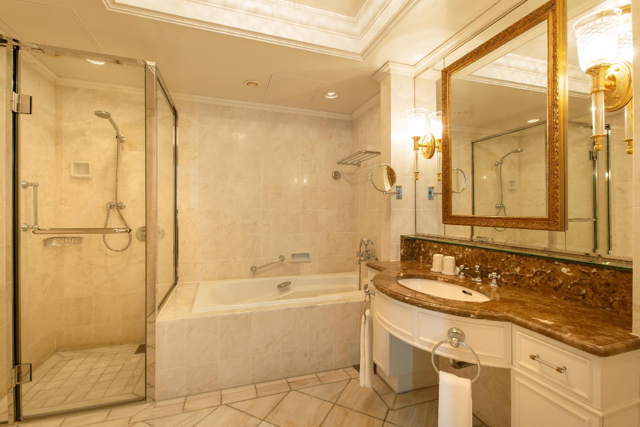 Premier Floor Corner Suite Twin Rainbow Bridge Side