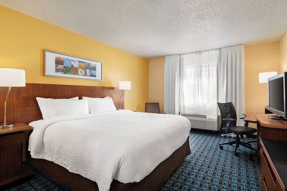 Room, 1 King Bed (Mobility/Hearing Access, Roll-In Shwr)
