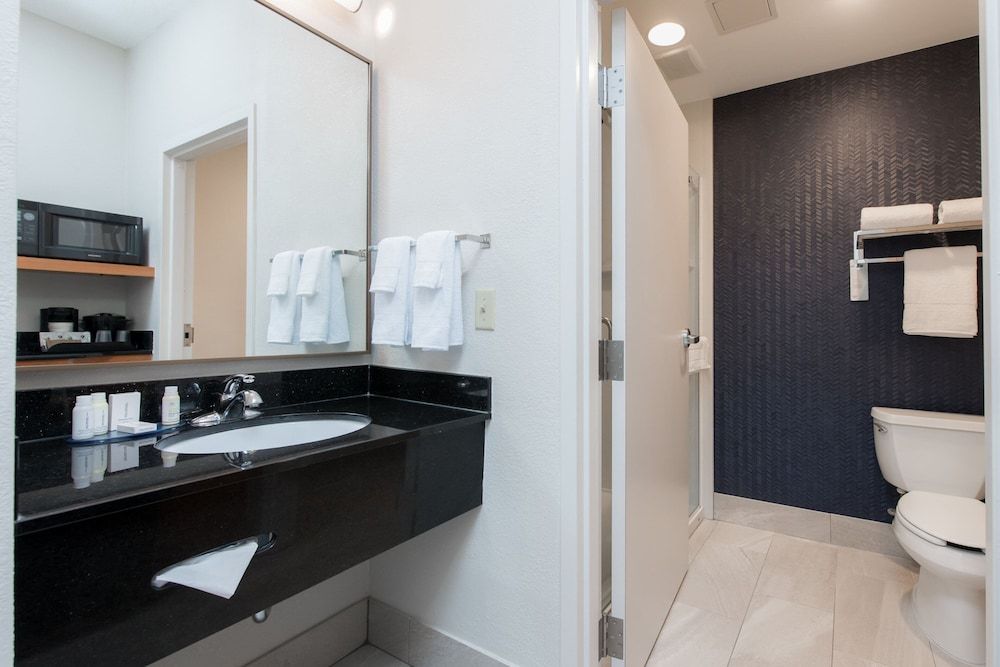 Fairfield Inn & Suites By Marriott - Brunswick Room, 2 Queen Beds, Non Smoking 4