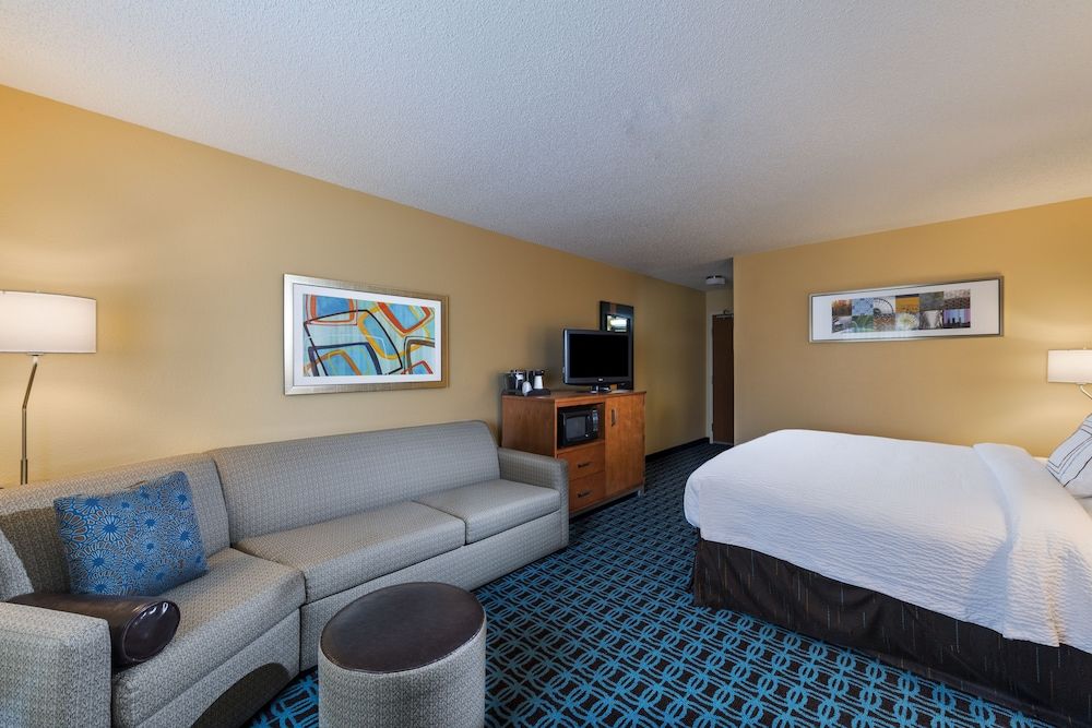 Room, 1 King Bed with Sofa bed (Mobility/Hearing Accessible, Tub)