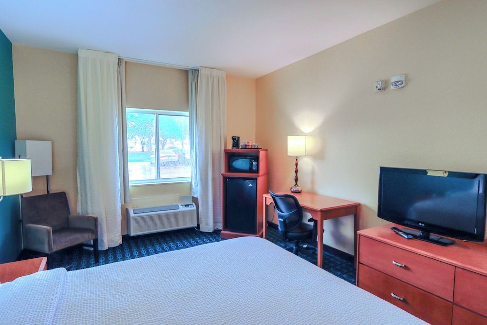 Comfort Inn & Suites Room, 1 King Bed, Accessible Bathtub, Non Smoking 4