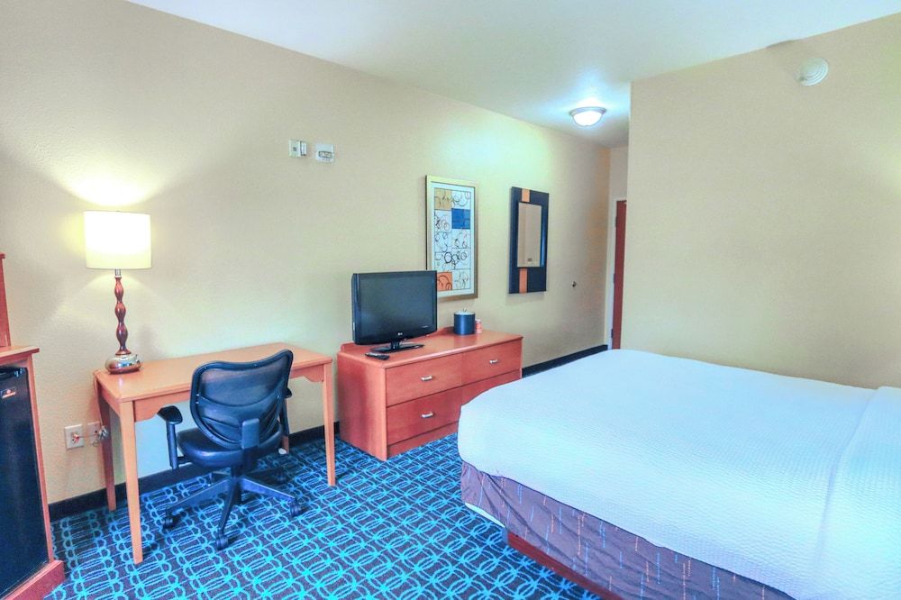 Comfort Inn & Suites Room, 1 King Bed, Accessible Bathtub, Non Smoking 2