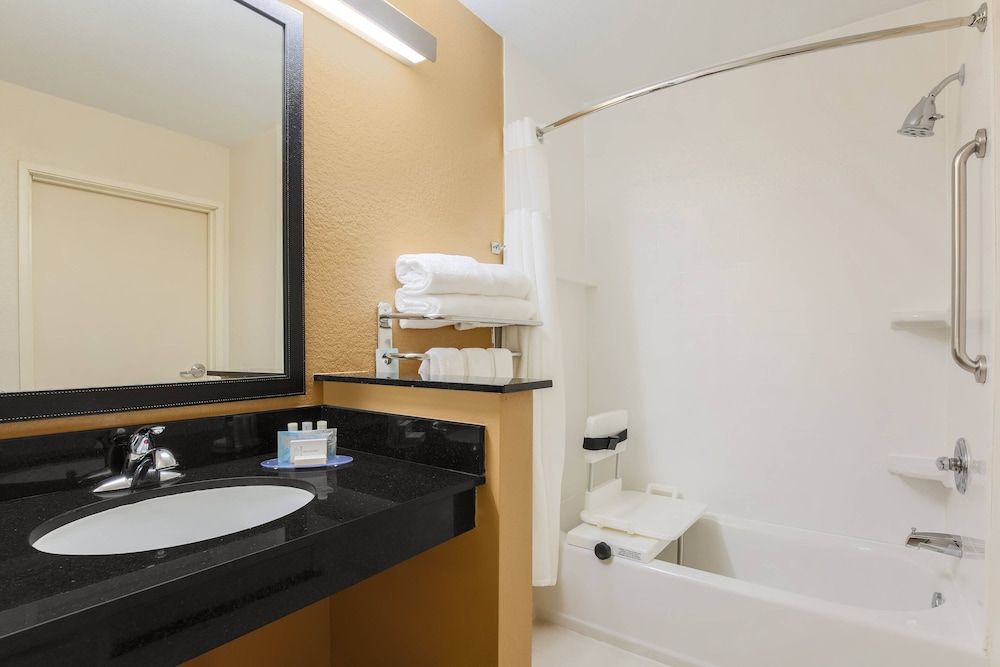 Room, 1 King Bed (Mobility Accessible, Tub)