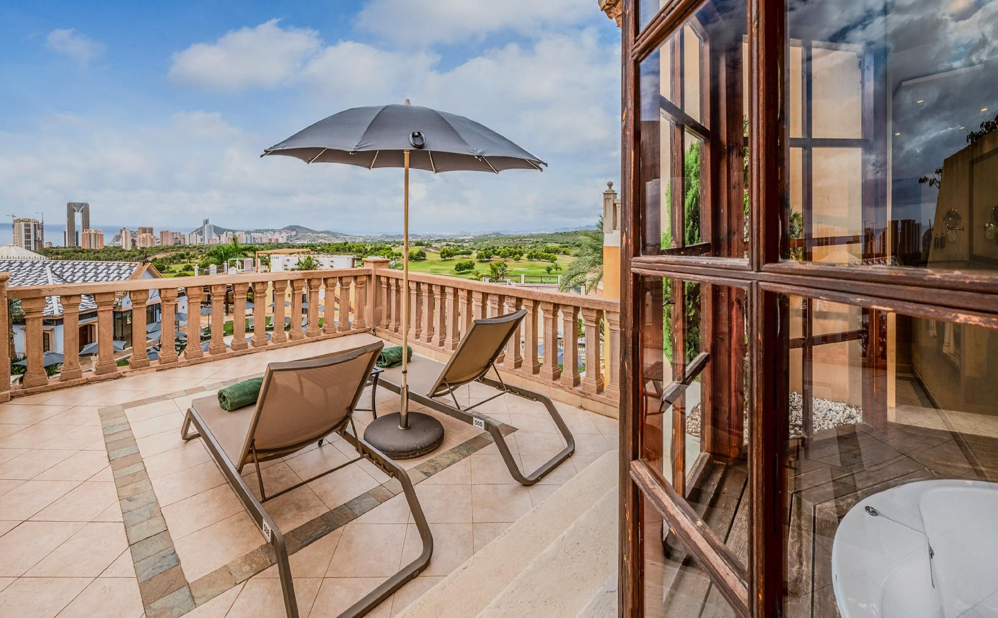 Premium The Level Skyline Views