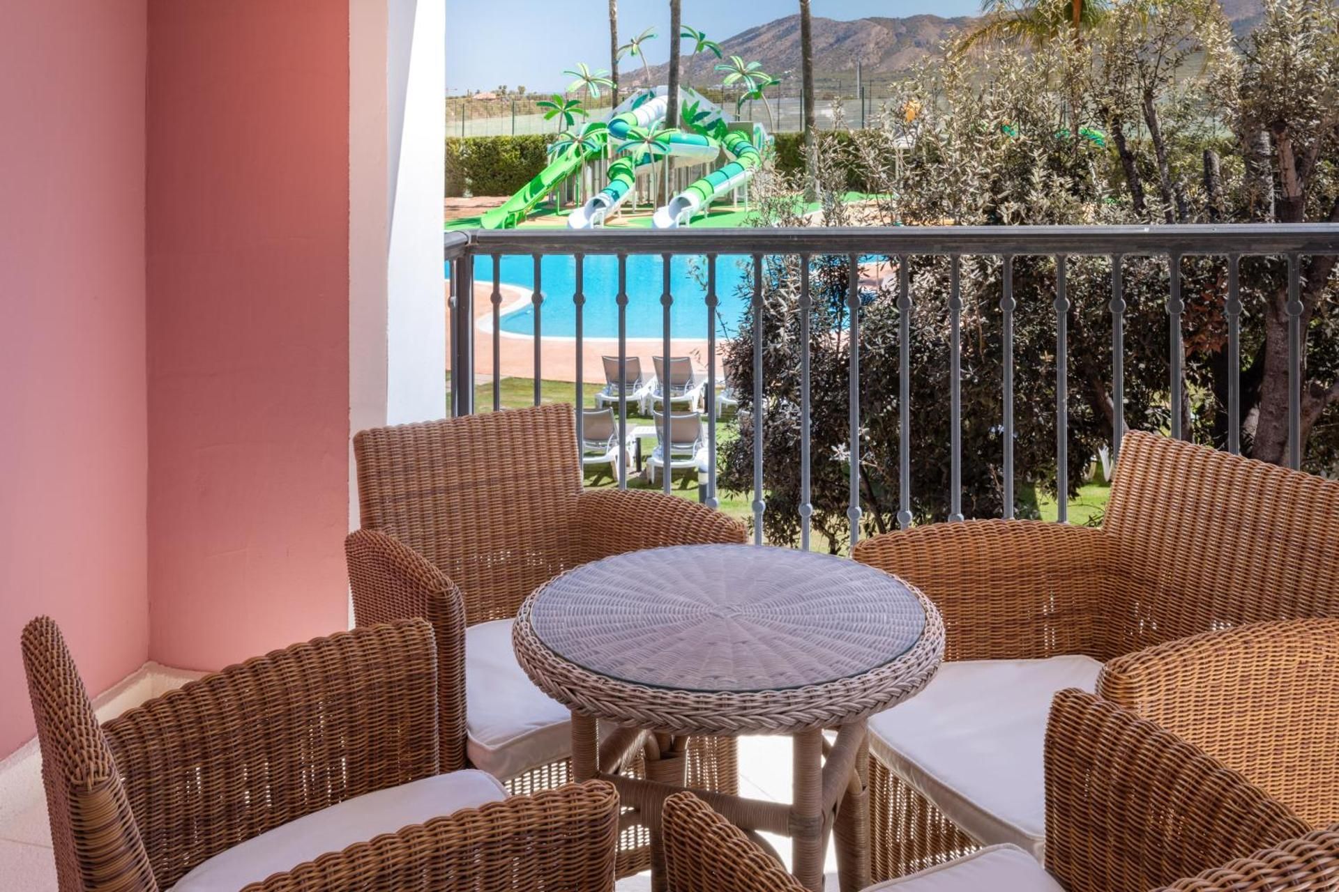 Family Suite (2 adults + 3 kids) 