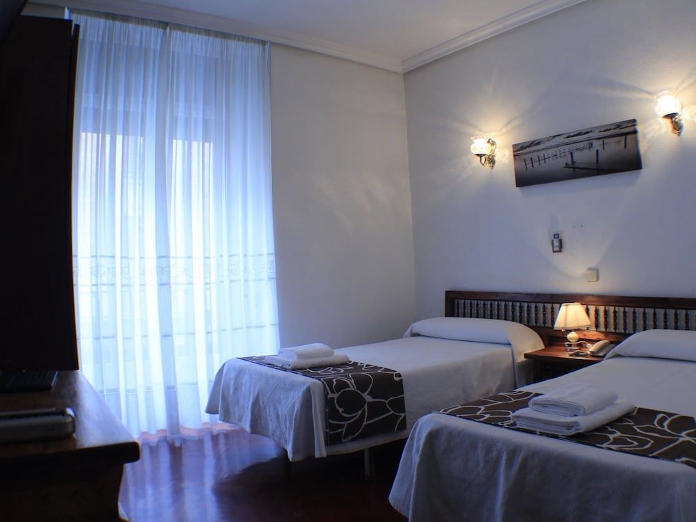 undefined Hostal Esmeralda 5
