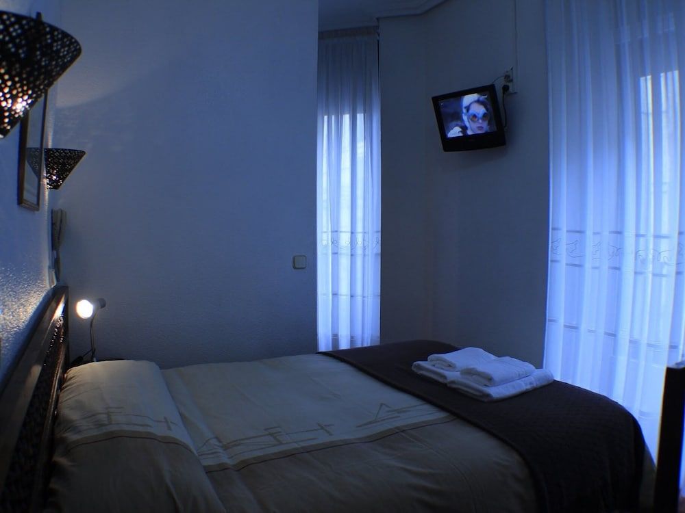 Hostal Esmeralda Classic Double Room, Ensuite, City View 2