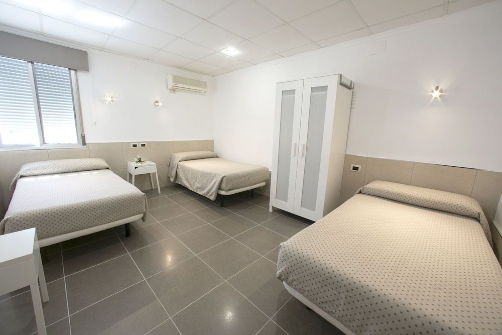 Single Room, Private Bathroom
