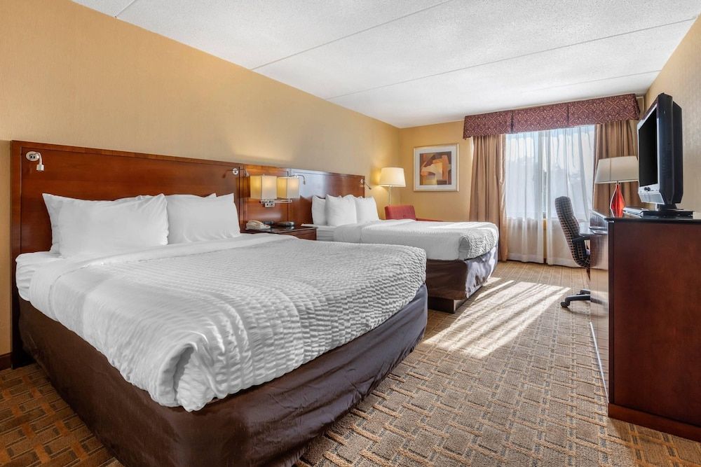 2 Queen Beds, Nonsmoking, Partial Lake View