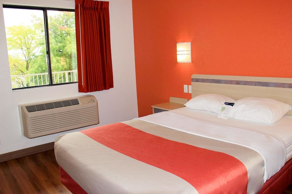 Deluxe Room, 1 King Bed, Non Smoking, Refrigerator & Microwave