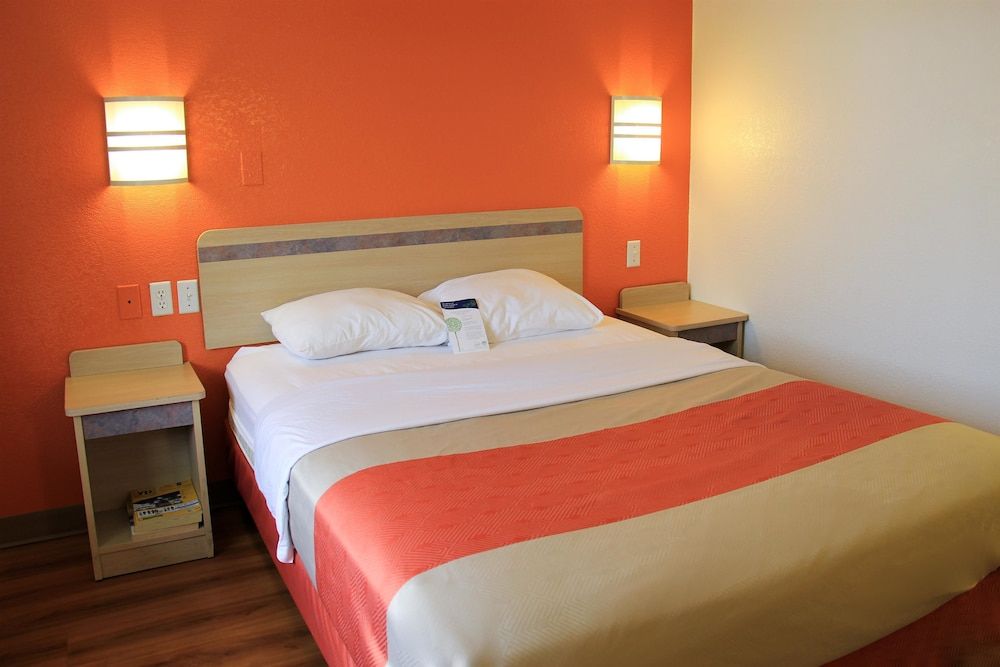 Deluxe Room, 1 Queen Bed, Non Smoking, Refrigerator & Microwave